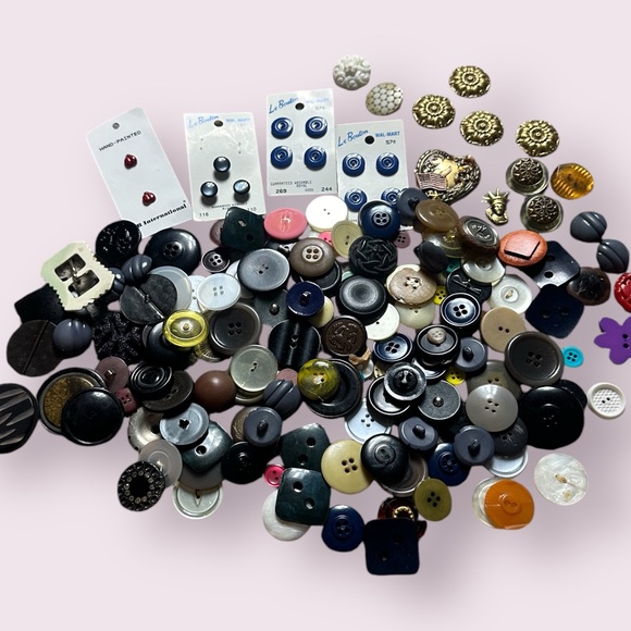 Large Lot Of Vtg Buttons For Sewing Crafts Scrapbooks Mix Of Sizes & Colors - Picture 2 of 16